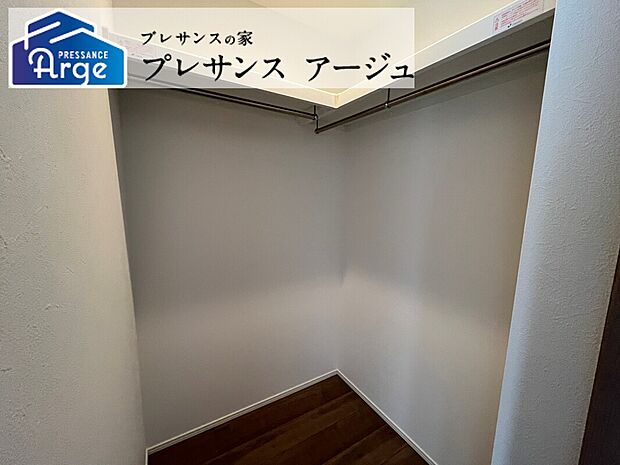 【3号地/WIC】ゆとりあるウォークインクロゼットは季節のものや、嵩張るアイテムもすっきり収納できます。/2025年9月撮影