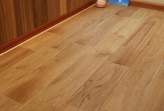 【 素足でも暖かい、無垢材のクルミフローリング】フローリングでは広葉樹としては柔らかめの材料で、歩く衝撃を吸収してくれるため、とても快適な歩き心地を提供してくれます。また温度変化・湿度変化に強く、耐熱性もある素材です。素足で触れたときは、柔らかいぬくもりを感じることができます。また素朴で暖かみのある雰囲気を醸し出してくれます。