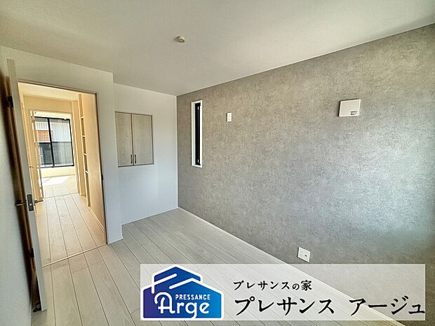 【SIC】バルコニーから暖かな光が差し込む、ゆったり過ごせる広さの主寝室。/2025年9月撮影