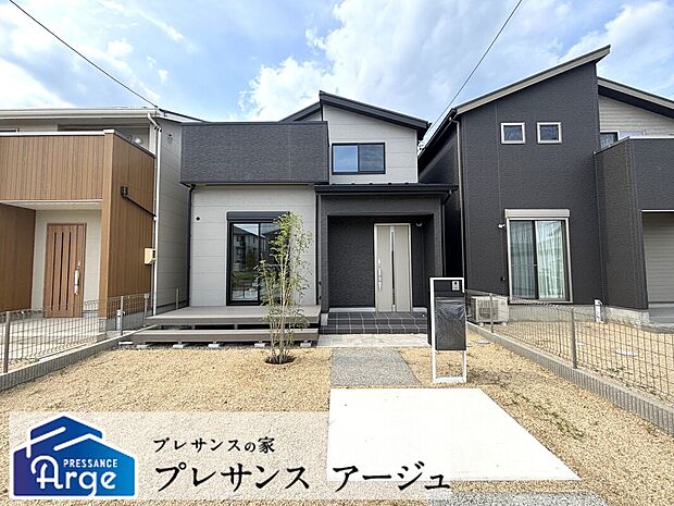 【【6号地外観/現地写真】】リビングと繋がるウッドデッキは「第2のリビング」として空間を広げ、アウトドア気分を手軽に楽しめます。/2026年6月撮影