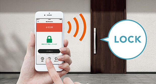 【【スマートロックシステム　ファミロック】】専用アプリをインストールすれば、スマートフォンが玄関キーに早変わり。Bluetooth通信により、ドアのボタンを押すだけで施開錠できます。また、カードキーをかざし、ドアのボタンを押すだけでも鍵が開きます。