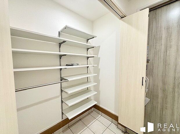 【玄関(D号棟)】傘やお子様のベビーカー、ゴルフバッグなど大きな荷物も玄関でサッと収納できます。