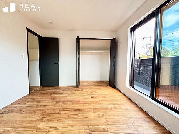 【寝室(E号棟)】各部屋に窓がしっかり取れているので自然の光が射し込みます。
どのお部屋を誰が使うか、現地で想像してみて下さい♪