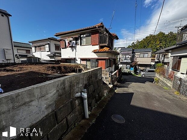 【現地前面道路】不動産をご購入する上で道路付けはとても重要です。
方位も大切ですが、建築基準法上のどの様な道路なのか、
しっかりとご説明をさせて頂きます。