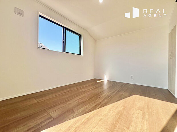 【寝室】各居室収納付きで整理整頓がしっかりできる使い勝手の良い洋室。ワークスペース、自習スペース、子供部屋など様々な用途でご使用いただけます。