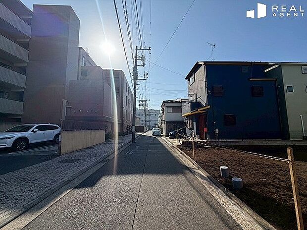 【現地前面道路】不動産をご購入する上で道路付けはとても重要です。
方位も大切ですが、建築基準法上のどの様な道路なのか、
しっかりとご説明をさせて頂きます。