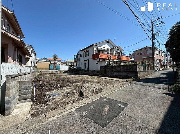 【 現地前面道路】道路との高低差がございませんので、日々の荷物の運び入れも快適です♪