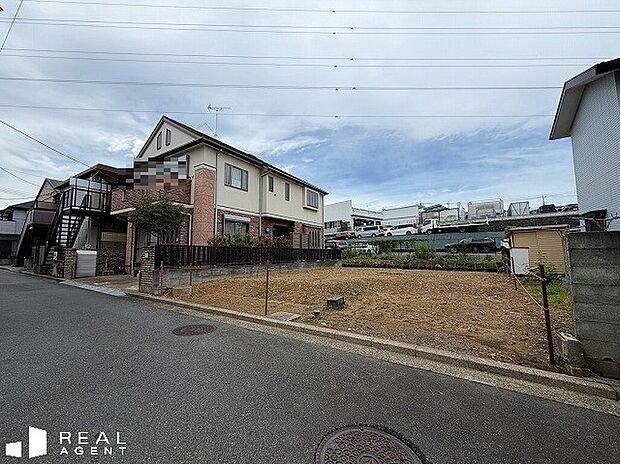 【現地前面道路】前面道路は車の往来がほとんどございません♪運転が苦手なママにも、元気で危なっかしいお子様にも安心・安全です♪