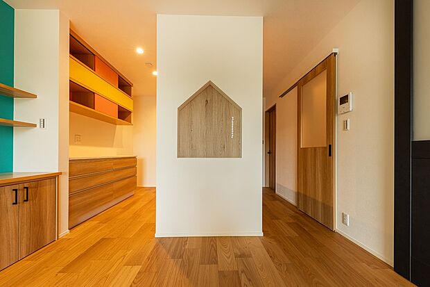 【【12号地】ダイニング・キッチン】大容量パントリー付きキッチン！！
カップボードが標準装備にて調理器具やキッチン用品の収納ラクラク・ハンズフリー水栓などの機能性も兼ね合わせています！
ぜひ、ご体感くださいませ。