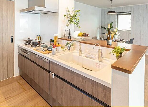 【キッチン】食器洗い乾燥機、3口コンロ、都市ガス、ハンズフリー水栓、浄水器、人造大理石シンクが標準装備！！