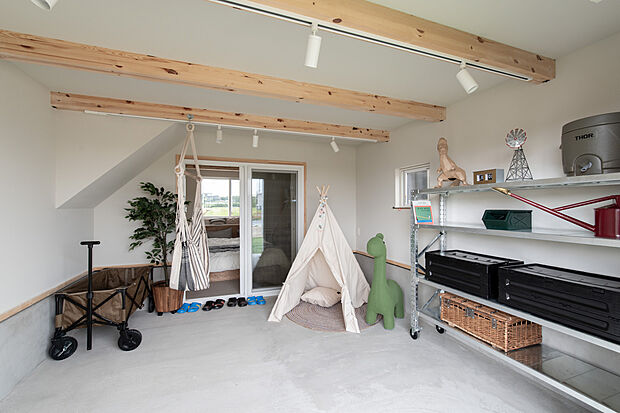 【ガレージ】ガレージ内には照明もあり、天気の悪い暗い日や夜の時間でも作業可能です！
今の生活で置き場はありますか？
クロスバイクやスノボー＆スケボー用品、野球やサッカーグッズ、メンテナンスやお庭お手入れ用品など