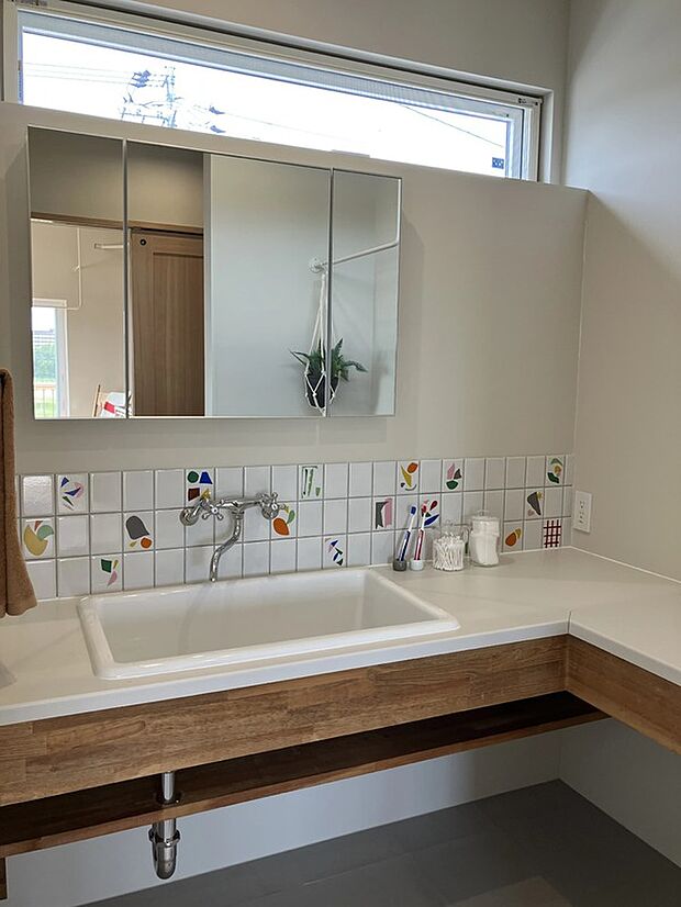 【洗面台】上部日当たり窓より気持ちの良い光が差し込みます。