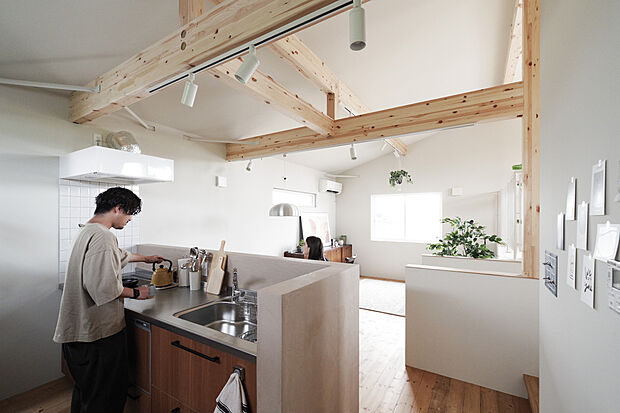 【リビングキッチン】キッチンからの眺めは最高です！
1.5階キッチンのため窓からの景色や天井高の開放感、家族の顔を見ながらキッチンライフができる喜びを、ぜひ現地で体感いただきたいです！