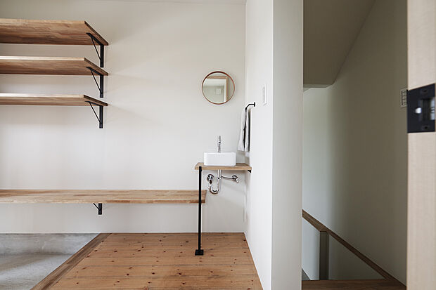 【玄関手洗いスペース】帰宅後すぐに手が洗えるありがたさは最高ですね♪
駐車場での作業前後でも活用できるのでなにかと便利になること間違いなし！！