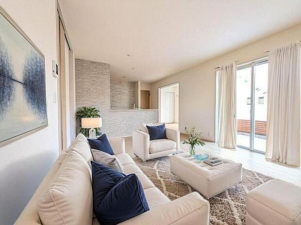 2号棟のリビングに家具を配置したイメージ画像です。※本画像はCGで作成しており、実際に現地に 家具は置かれておりません。また、価格に 家具は含まれておりません。