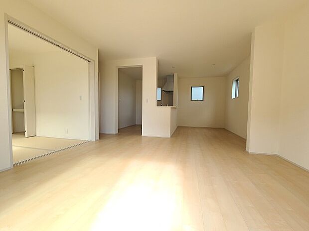 【LDK】5号棟写真　広いＬＤＫは家族団らんの場として最適です！南向きなので日当たりも良好です！