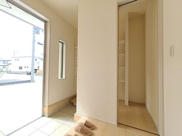 【玄関】5号棟写真　玄関にはシューズインクローゼットが付いています。