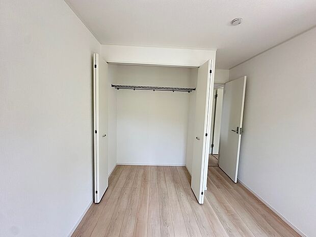 【クローゼット】1号棟写真 各居室に収納が完備されているので、部屋をすっきり見せることができます!