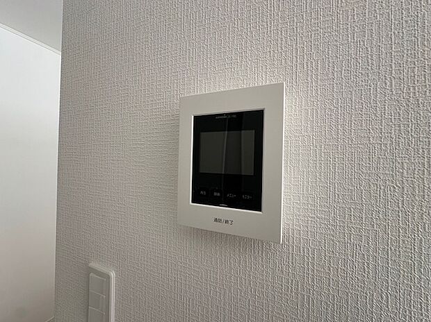 【テレビモニター付きインターフォン】1号棟写真 玄関のドアを開けることなく来客の顔や声を確認できるため、トラブルの防止につながります。
