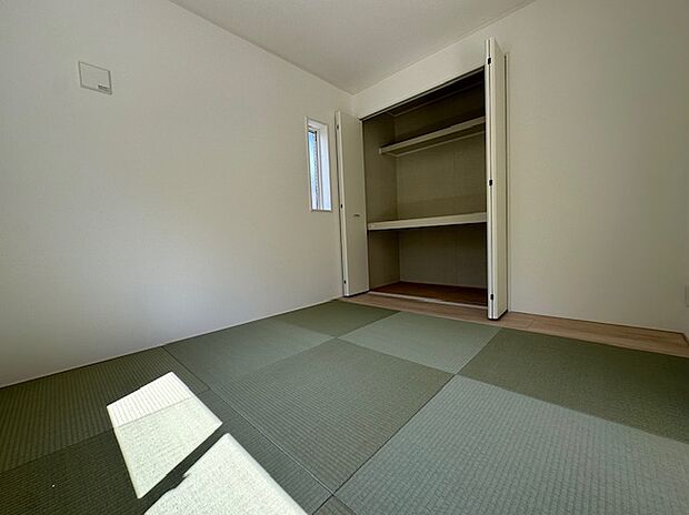 【和室】1号棟写真 畳には「気持ちが安らぐ、リラックスする感じをもたらす効果」があります。実際に森林浴で深呼吸をしたときに同じ効果があります