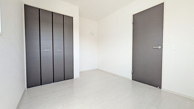 【洋室(1)】1号棟写真　フローリングのお部屋は耐久性があり傷が付きにくいので、一般的な使用ではメンテナンスはあまり必要ありません。また、汚れたらさっとふき取るだけで、きれいな場外を保つことができます。