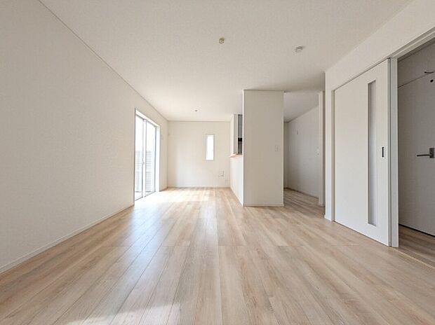 【LDK（同社施工写真）】フローリングのリビングは木の温もりで安らぎと癒しをもたらすプライベート空間♪大きな窓からは、陽光があふれ明るく居心地の良いご家族皆がゆったり寛げる憩いの空間となりそうです