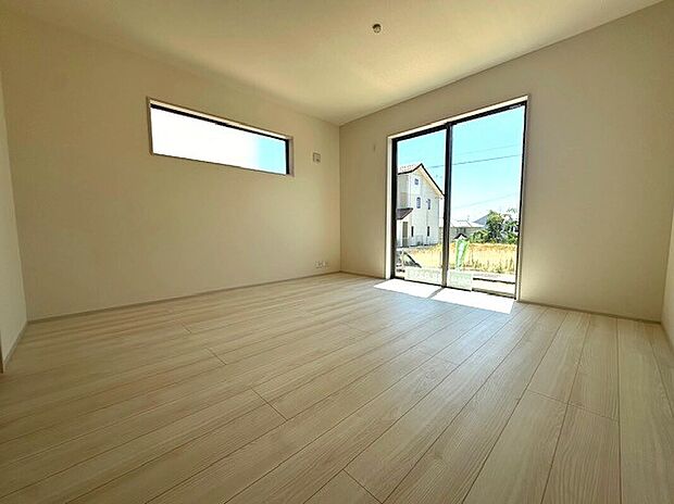 【リビング】1号棟写真　キッチンからリビングを見渡せるので、小さいお子さんやペットのいるご家庭に人気があります