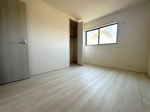 【洋室】1号棟写真　フローリングのお部屋は耐久性があり傷が付きにくいので、一般的な使用ではメンテナンスはあまり必要ありません。また、汚れたらさっとふき取るだけで、きれいな場外を保つことができます