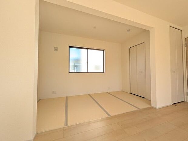 【和室】3号棟写真　リビングからの続き和室は座卓テーブルを置いてセカンドリビングとして使ったり、畳ならではの肌触りで横になって休んだりと、自由に活用できるのが続き間「和室」の特徴です。