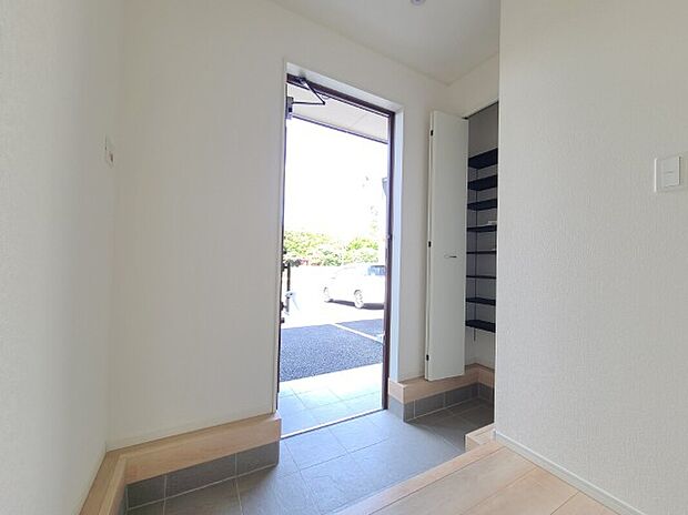 【玄関】同社施工写真　シューズクローゼットを完備したキレイで明るい玄関です。