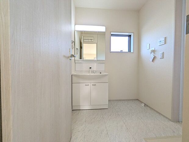 【独立洗面台】収納スペースが豊富で、鏡の周りには棚もあるため、洗顔用品や歯ブラシ、うがい用のコップ、整髪料、スキンケア用品、化粧品などを置いて整理することができます。