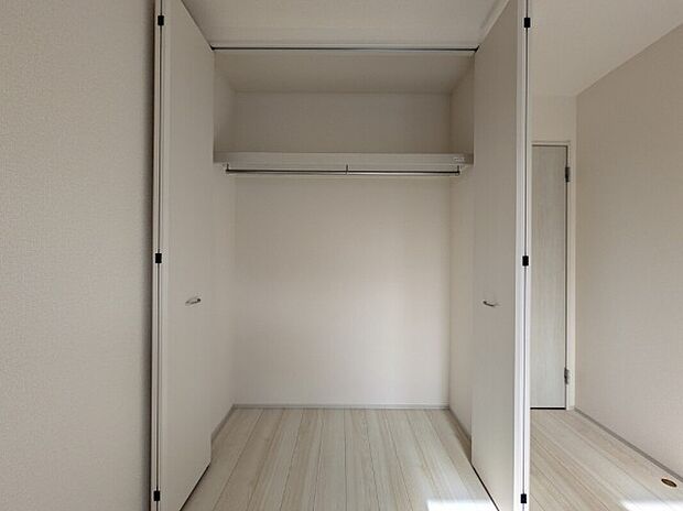 【収納】居室内クローゼット。全居室に収納スペースがあるので収納には困りません