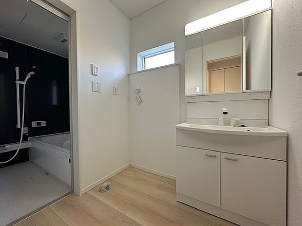 【独立洗面台】朝の身支度に便利な独立洗面台です。3面鏡で鏡の裏には収納スペースがあり、小物などをすっきり片づけることができます。