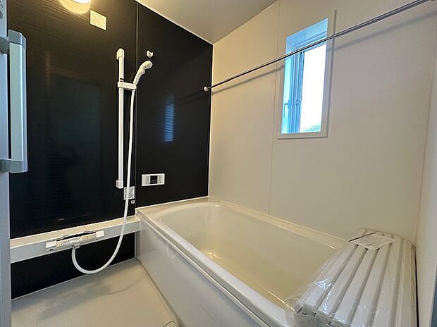 【浴室】リラックスできる雰囲気の浴室です。洗い場が広々としています。浴槽も広くリラックスするには最適です。