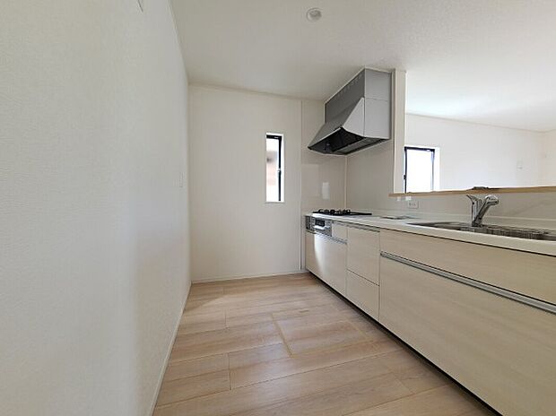 【キッチン】同社施工写真 システムキッチンは見た目スッキリなのに収納力がたっぷりです♪床下収納もあるのでとにかくものが多くなりがちなキッチン空間もすっきり使うことができます♪