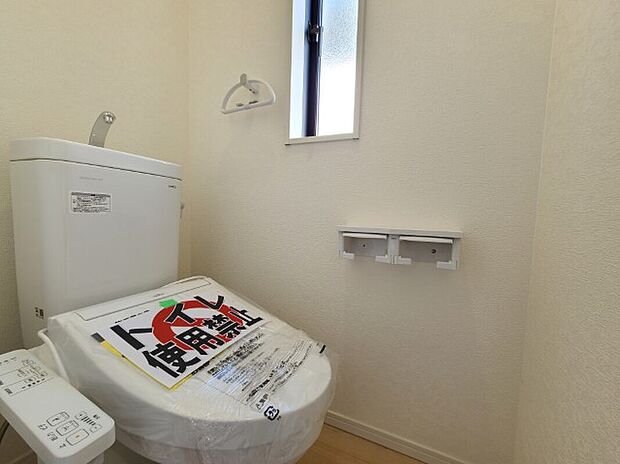 【トイレ】同社施工写真 1階と2階に完備されているので、朝の忙しい時間帯でも困りません。