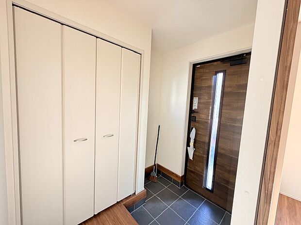 【玄関】3号棟写真 天井高シューズクローゼットが完備されたキレイで明るい玄関です