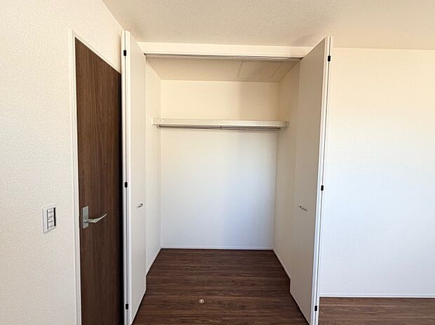 【収納】3号棟写真 各居室に収納が付いているので便利です♪
