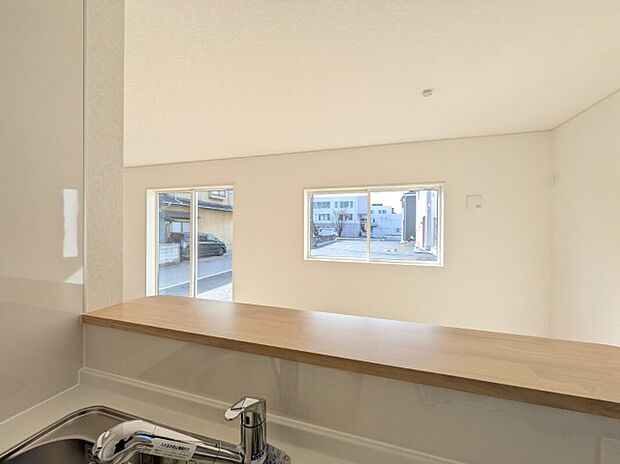 【対面キッチン】2号棟 対面式キッチンなので、リビングルームにいるご家族の様子を見ながら調理ができ、小さなお子様がいるご家庭でも安心です。