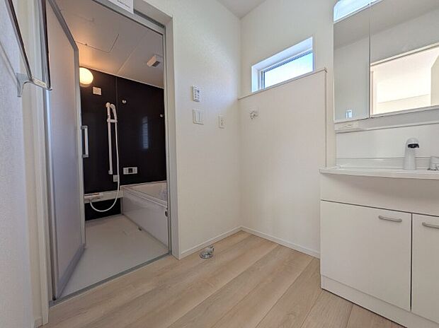 【独立洗面台】2号棟 三面鏡の独立洗面台は、鏡の裏に収納スペースがあるので、整髪料やスキンケア用品、小物などもすっきりと片付けることができ、きれいを保てます。