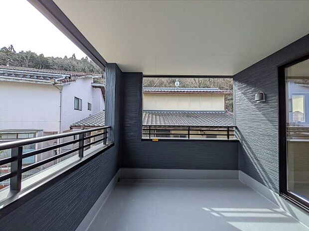 【バルコニー】インナーバルコニーにテーブルやソファを置きティータイムを楽しんだり、ガーデニングや菜園をしてみたり、気軽に趣味を楽しむ空間として活用できそうです。