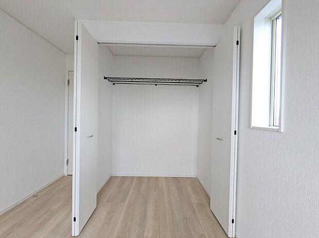 【クローゼット】同社施工写真 各居室に収納が付いているので、大変便利です