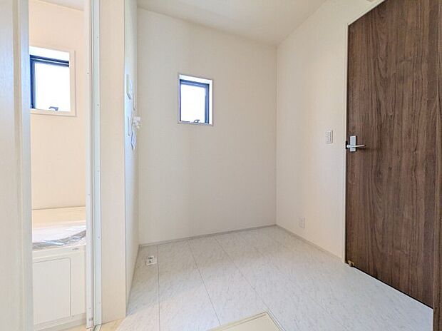 【ランドリールーム】2号棟写真 洗濯機はもちろん乾燥機も置けるスペースがあるので、ランドリールームとして活用できます!