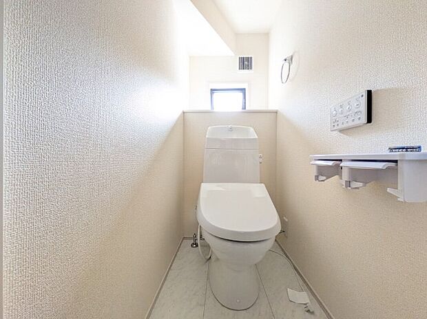 【トイレ】2号棟写真 1階と2階に完備されているので、朝の忙しい時間帯に困ることはありません。