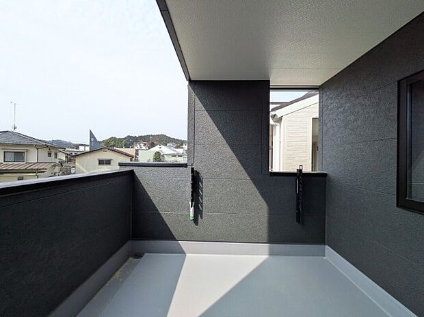 【バルコニー】2号棟写真 インナーバルコニーは広々としていてお洗濯が楽ちんです。また日当たりを好む植物を育てるにはぴったりの空間なので、ガーデニングの場としても楽しむことができます◎