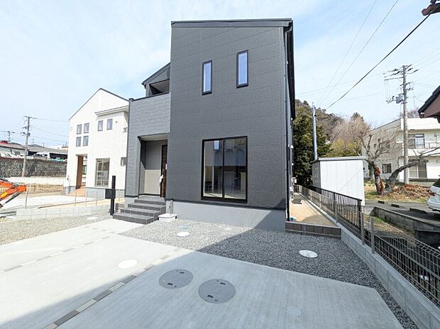 【2号棟】黒を基調としたシックな外観です