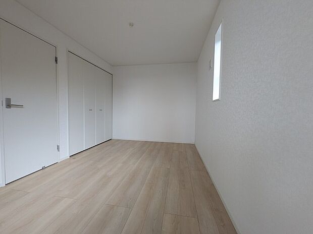 【子供部屋】1号棟写真 窓から日が差し込む明るい洋室。シンプルな造りなので配置するインテリア次第でお好きなお部屋の雰囲気に変えられます。