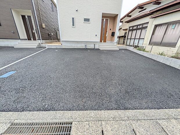 【1号棟駐車場】3台駐車可能(車種による)