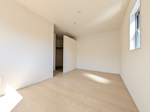 【寝室】同社施工写真　ウォークインクローゼットを完備したフローリングのお部屋です。家具などのインテリアともマッチしやすいシンプルな洋室です。