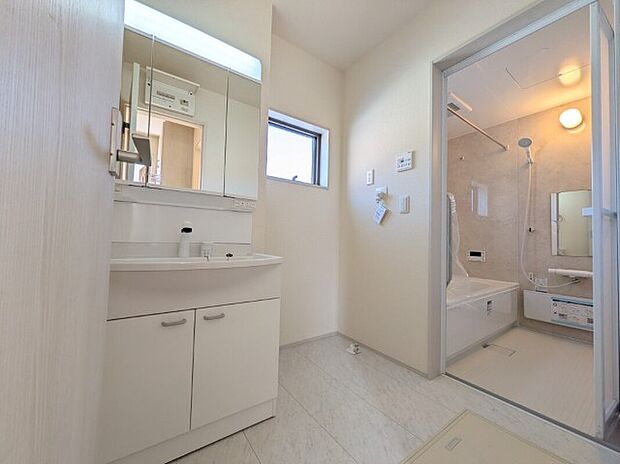 【洗面室　】同社施工写真　収納スペースが豊富な独立洗面台が完備されています。鏡裏に収納があるため、洗顔用品や歯ブラシ、整髪料、スキンケア用品、化粧品などを置いて整理することができます。